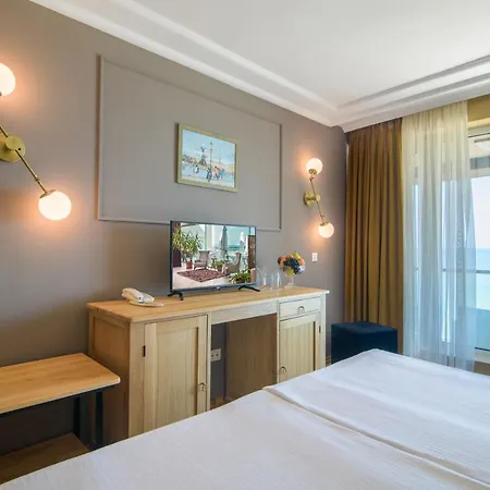 Marina Hotel, Sunny Day Hotel Warna